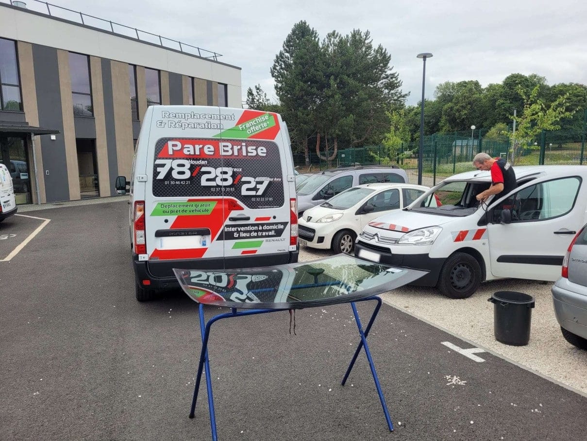 Technicien agréé remplacement pare-brise OEM en Île-de-France